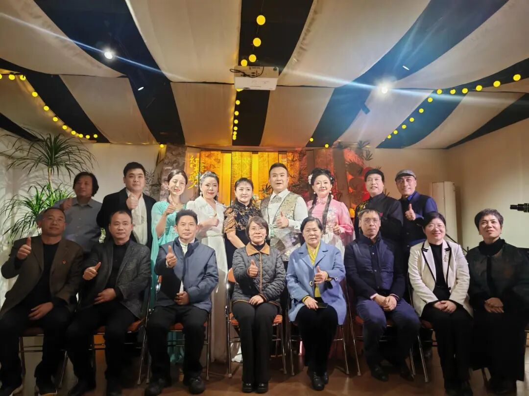 “红楼”雅集一月间，书香漫溢沁心田